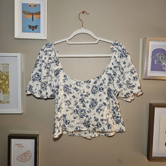 Coastal Cowgirl Puff Sleeve Cropped Blue & White Floral Blouse - Picture 2 of 7